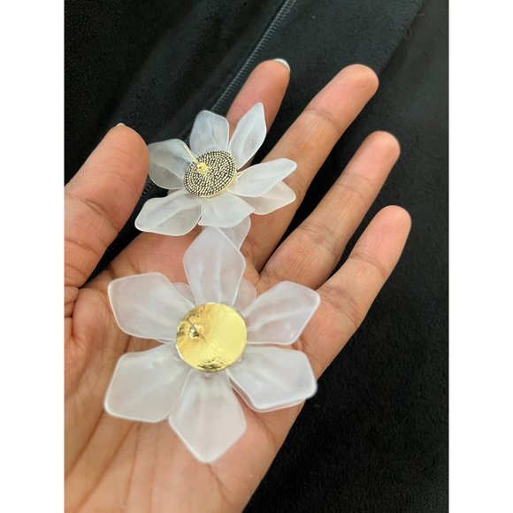 Big White flower stud earring Large large Snow White big earrings plastic floral - Picture 4 of 8